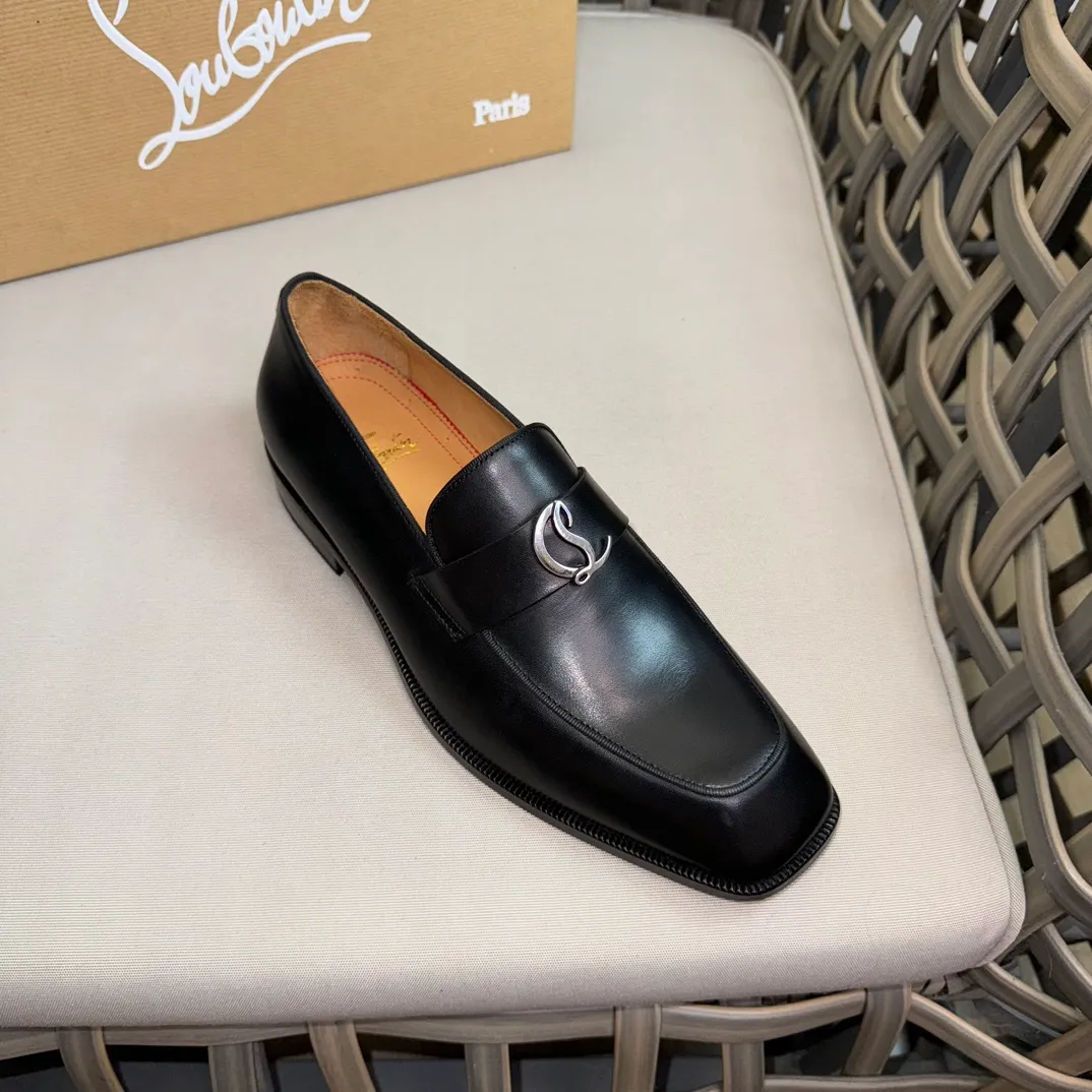 [CL red-soled shoes] Top P: 1020💰 Size 39-44 (⚠️38.45.46 custom-made, non-refundable and non-exchangeable) 🆑High-end men's business formal leather shoes, classic red-soled shoes | Fabric: Original imported first-layer cowhide, iconic rivet decoration | Lining: water-dyed cowhide lining Outsole: red cowhide outsole imported from Italy Brand: Christia*.Loubouti* 🆑 High-end men's business dress shoes | classic red soled shoes | Upper: original imported first layer cowhide iconic rivet decoration | Linning: Water dyed cow skin inner Outsole: red cowhide outsole imported from Italy Size: 39-44 (38.45.46 customized) Brand: Christia*.Loubouti*